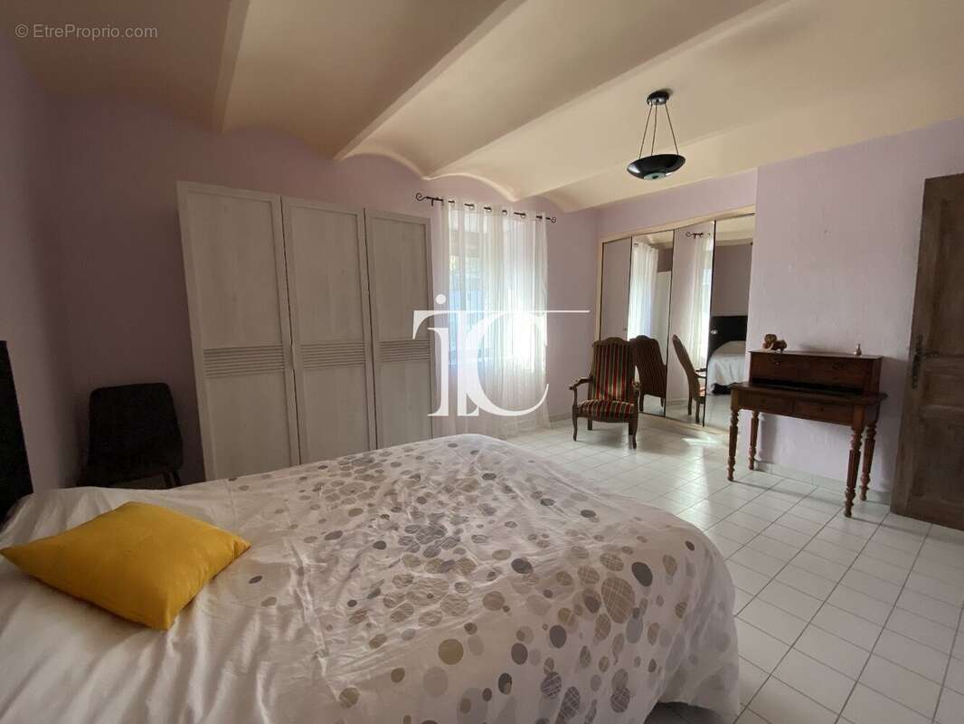 Mas 140m2 renove + 317 m2 dependances, piscine sur 3235 m2. - photo 8