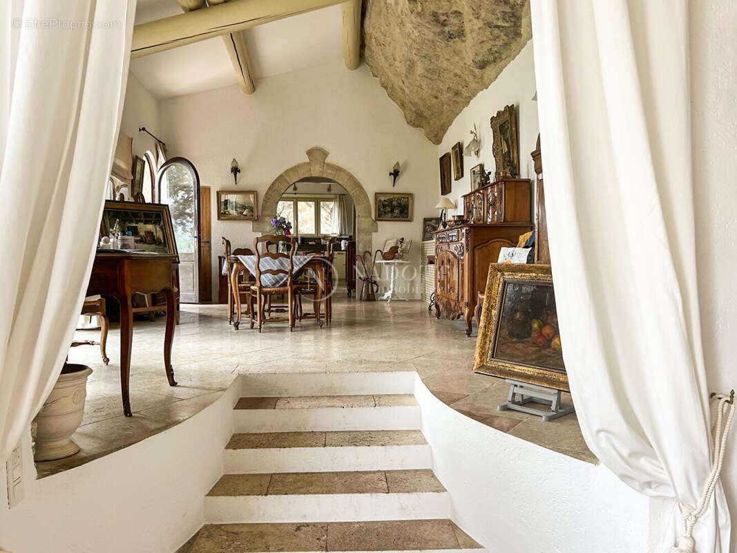 Maison troglodyte avec piscine bénéficiant d'une superbe vue  sur le Luberon - photo 8