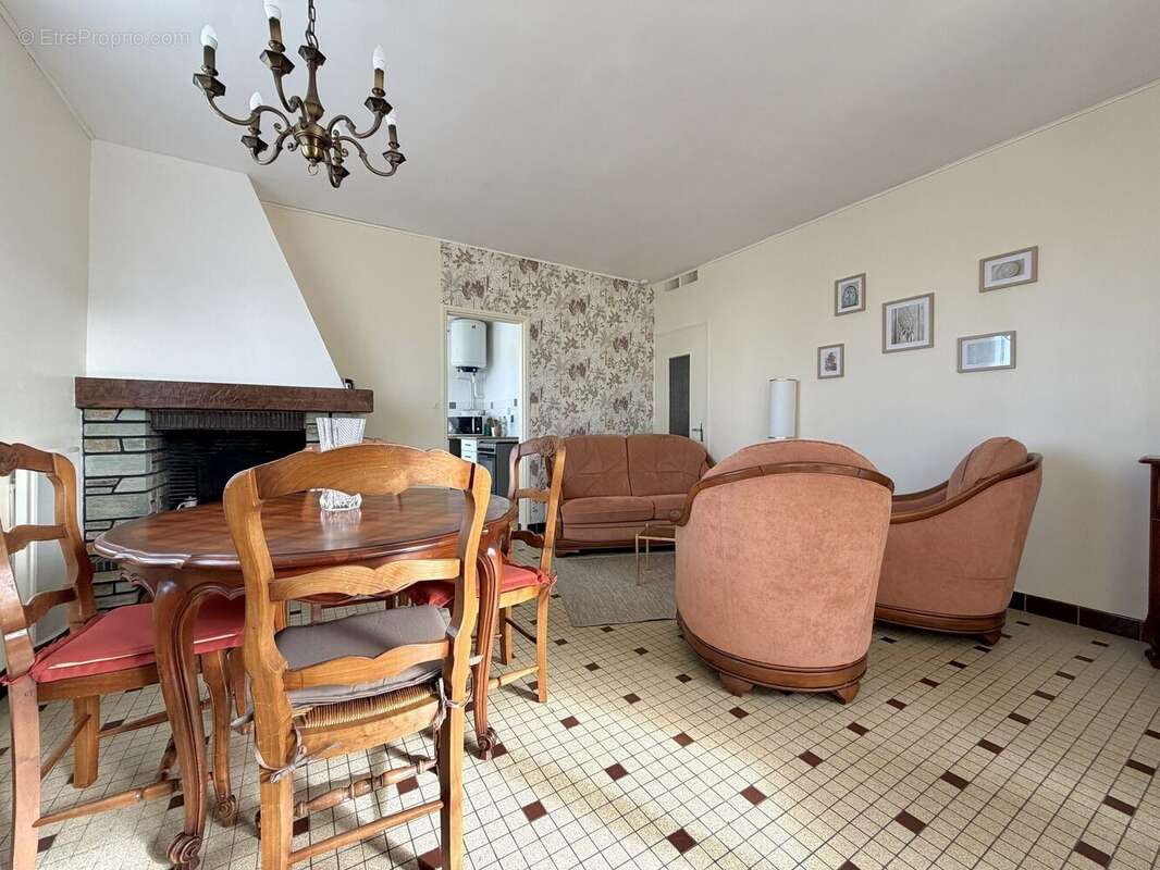 Séjour avec cheminée - Maison à SAINT-HILAIRE-DE-RIEZ