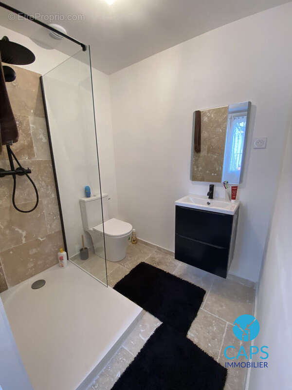 Appartement à REYNES