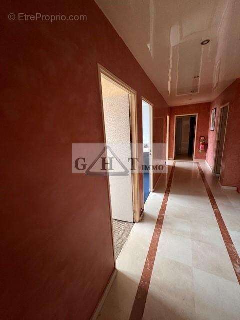 Entrepôt bureaux de 1000 m² à vendre à Santeny - photo 5