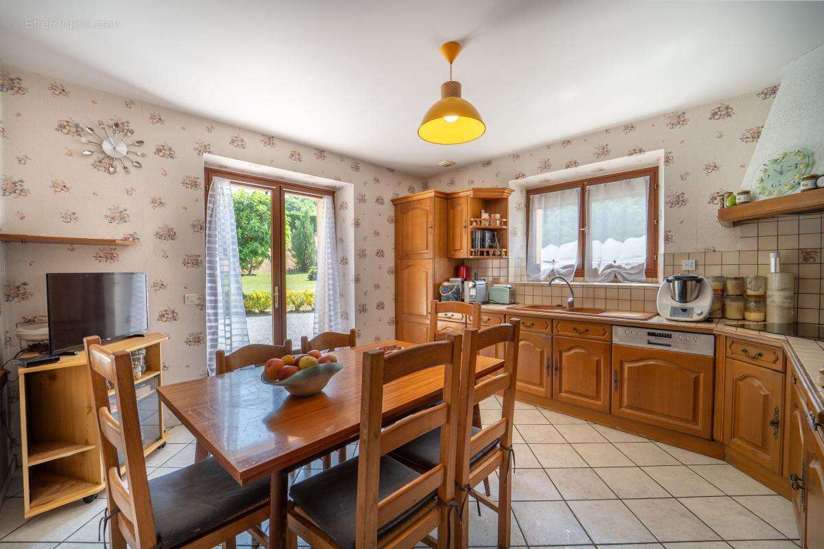 Maison 3 chambres avec grand terrain et prestations de qualité - photo 3