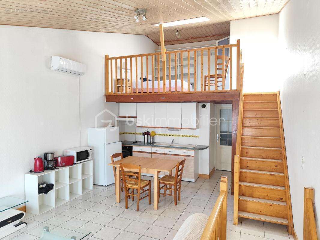 Ensemble immobilier de 108 m2 divisée en 2 logements de 54m2 chacun) avec grand garage 78m2 , un balcon et une cours extérieure - photo 3