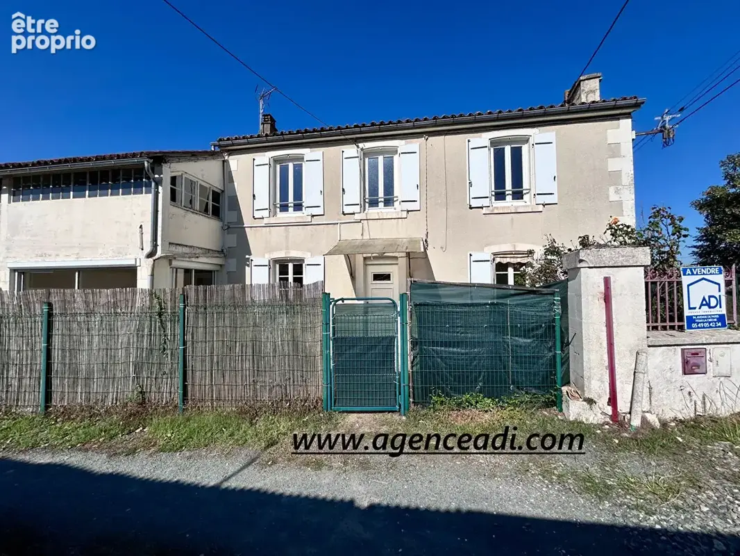 La Crèche centre, maison de ville 112 m², 3 chambres, cour - photo 1
