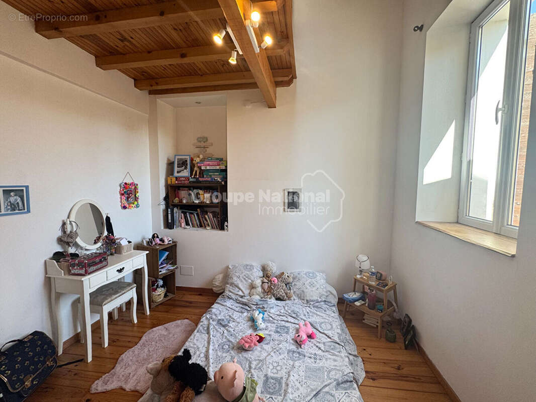 Maison de ville   découpée en 2 logements avec garage et cave - photo 5