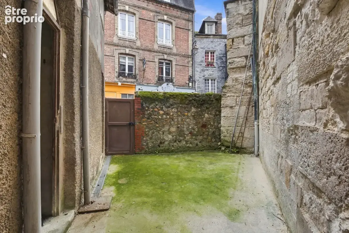 Honfleur hyper centre - appartement de 26.75 m2 environ -  grand studio avec cheminee - rez de chaussee - cour - photo 9