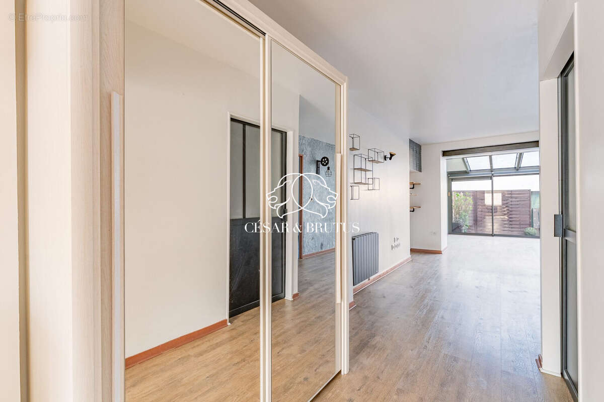 Appartement à LA TOUR-DE-SALVAGNY