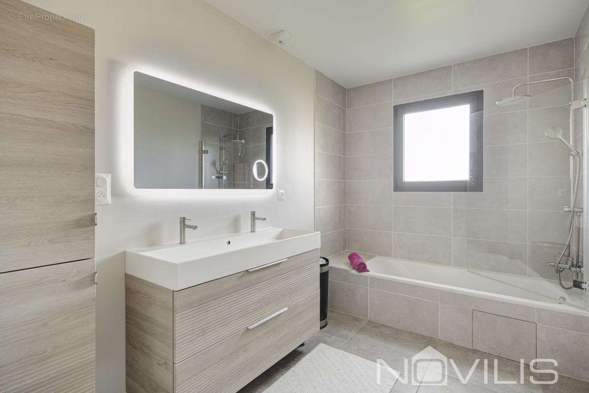 Maison à SAINTE-FOY-DE-PEYROLIERES