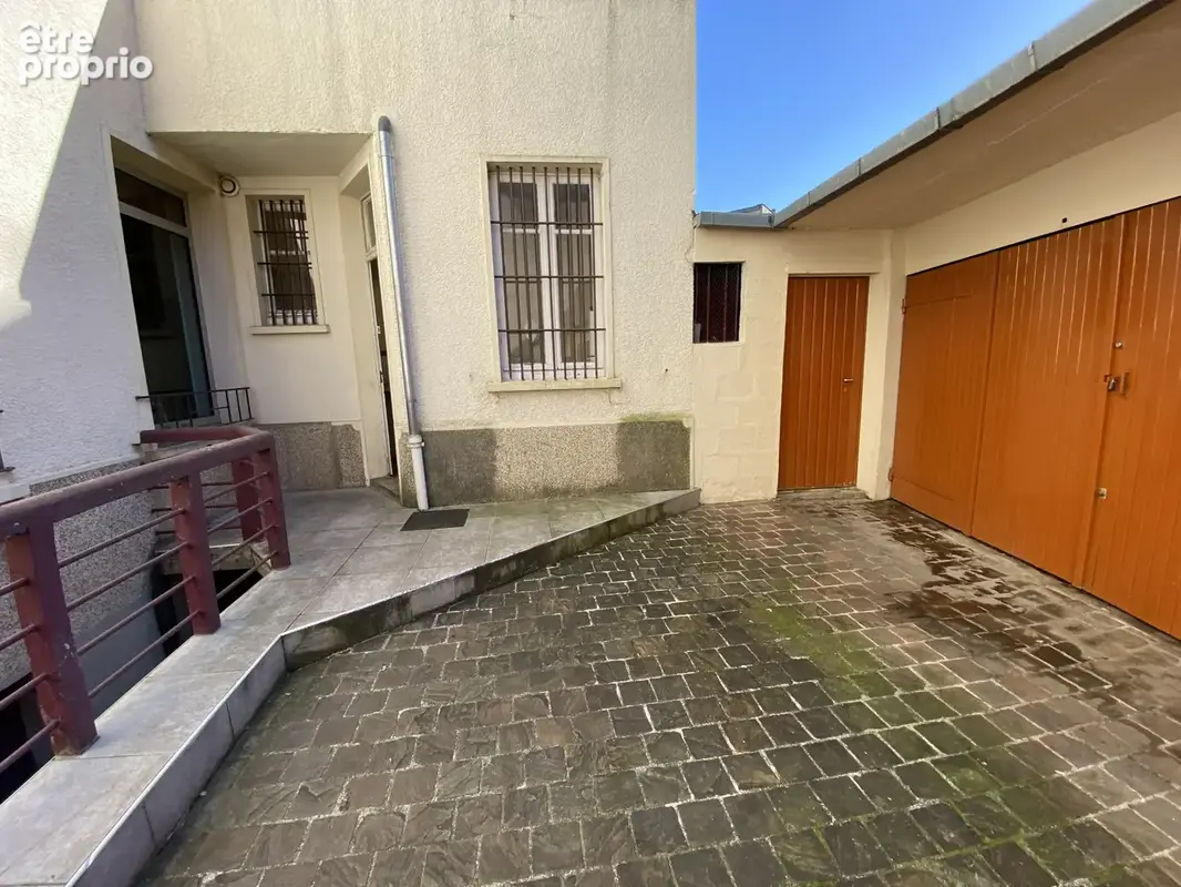 Un bâtiment, 6 appartements, deux boutiques et arrière boutiques, quatre box et 9 caves. - photo 4