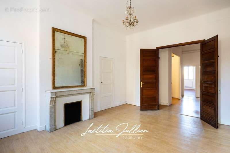 Appartement haussmannien 184.77 m² – 7 pièces – Intégralité du palier – Marseille 8ᵉ - PERIER - photo 12
