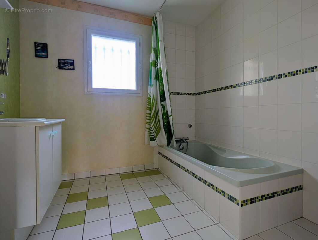 Maison à SAINT-DENIS-LES-BOURG