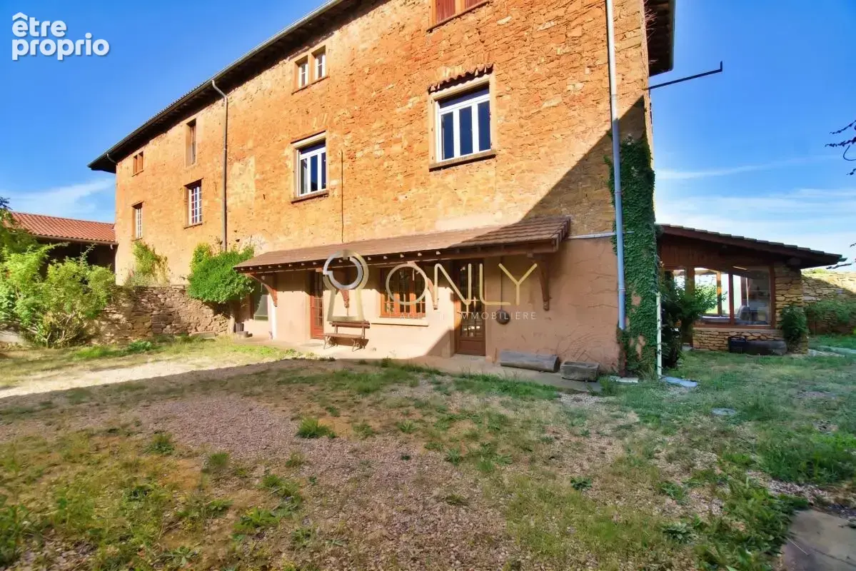Poleymieux au Mont d'Or - Maison de caractère - 176 M² -  Dépendances - A rénover - photo 5
