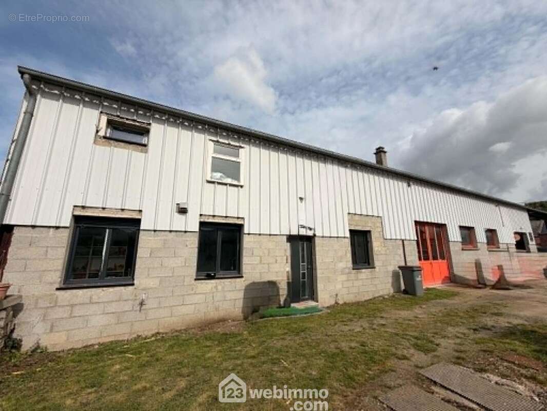 Coup de c½ur assuré par cet ensemble immobilier comprenant une maison à usage d'habitation d'une surface habitable de 153 m² et un entrepôt de 218 m² - Maison à CHALANDRY