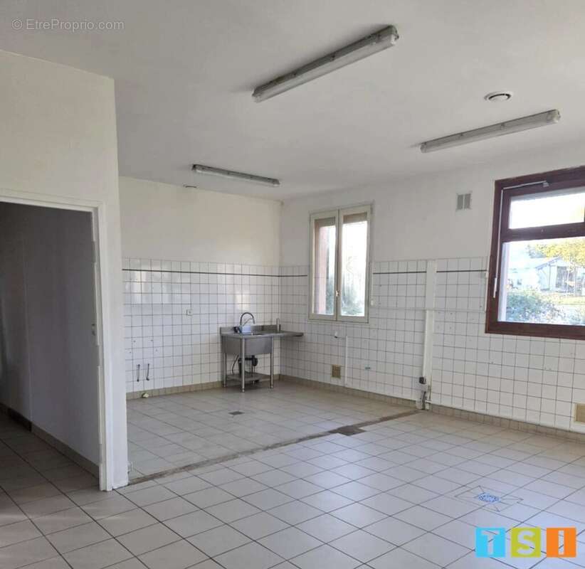 Commerce à PEGUILHAN