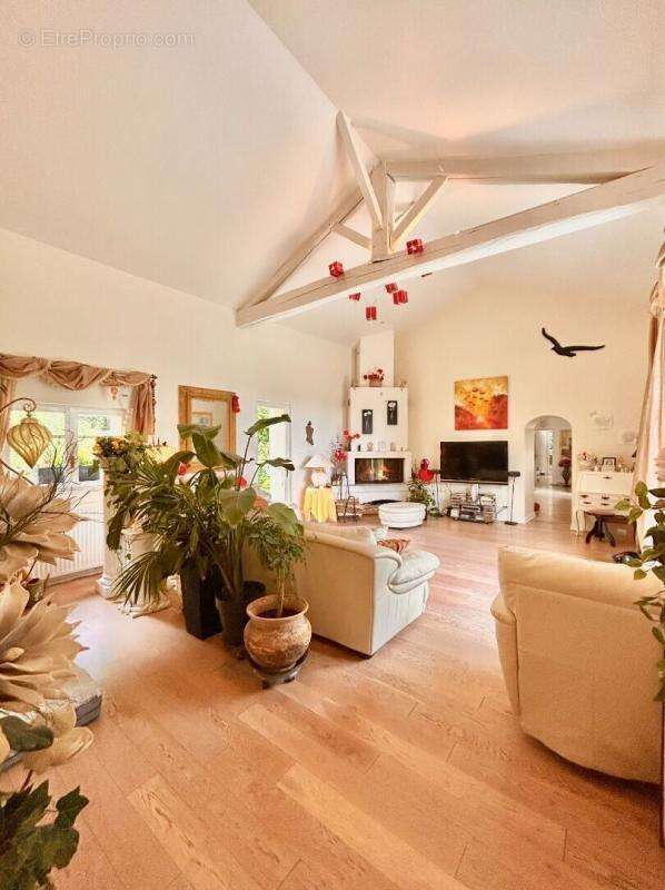 Propriété d'Exception au coeur du Périgord : Un héritage du XIVe siècle sublimé par la modernité, 270 m² habitables, 7ha de terr - photo 11