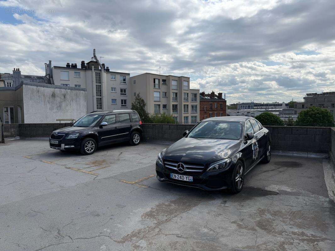 Parking à PARIS-18E