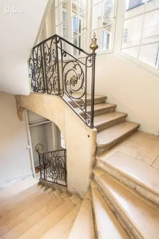 Au cœur de Nancy, rue Saint-Dizier, immeuble de rapport ancien de type bourgeois, en pierre de taille, typique du centre-ville d - photo 19
