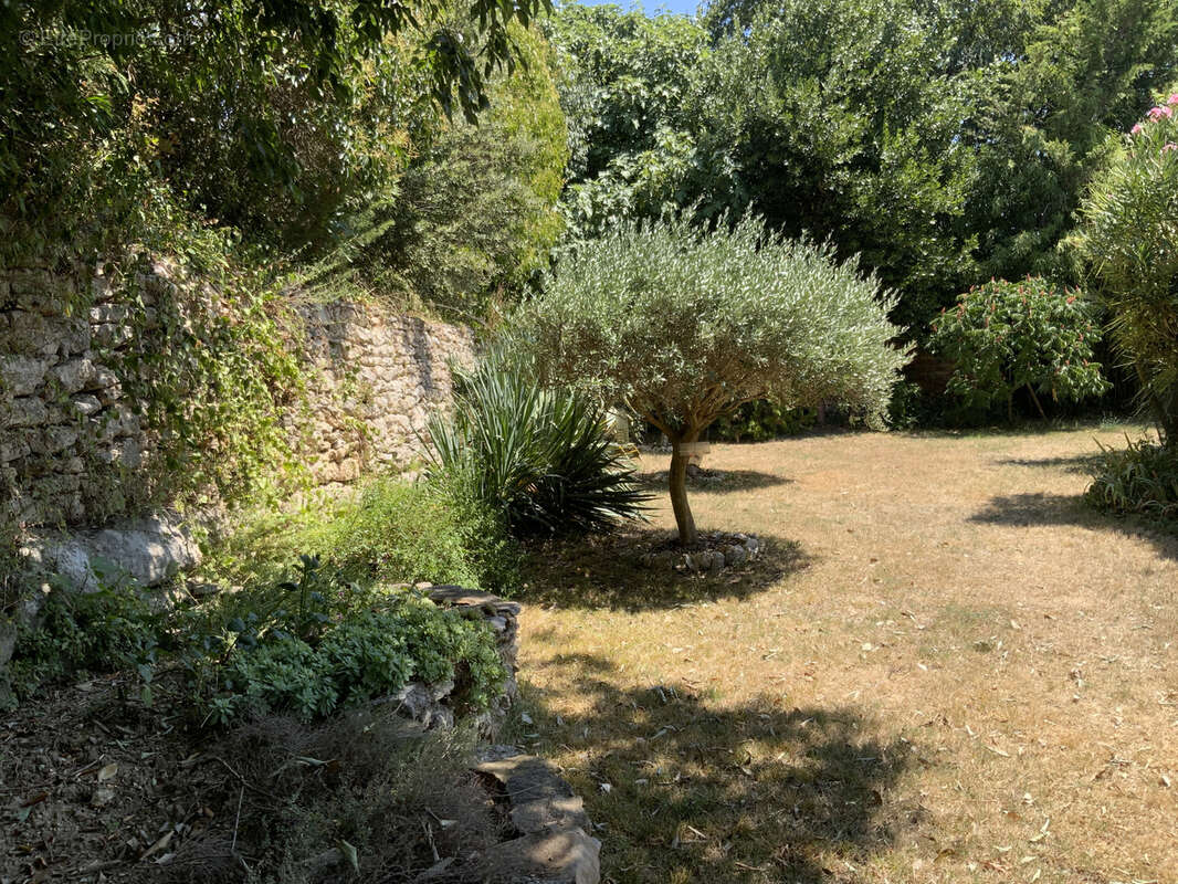 Villa de plain pied dans un quartier résidentiel d'Uzès sur un terrain de 1500 m2 avec piscine. - photo 6