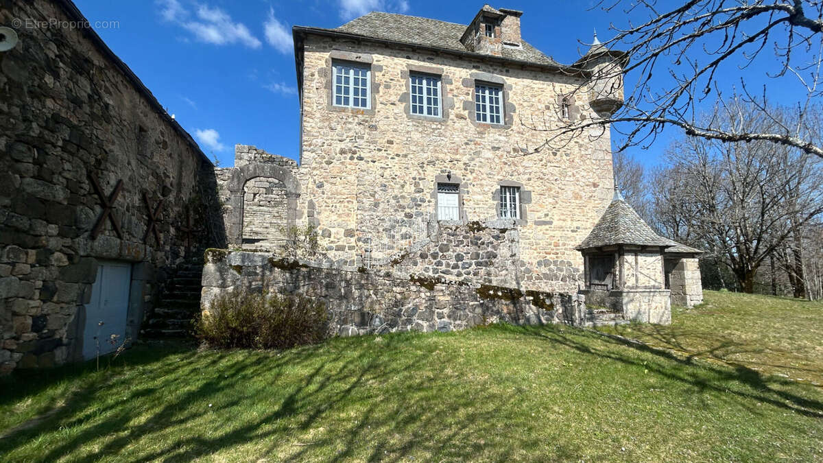 Manoir du XIVe siècle : Un balcon sur l'Aubrac et les Monts du Cantal - photo 3