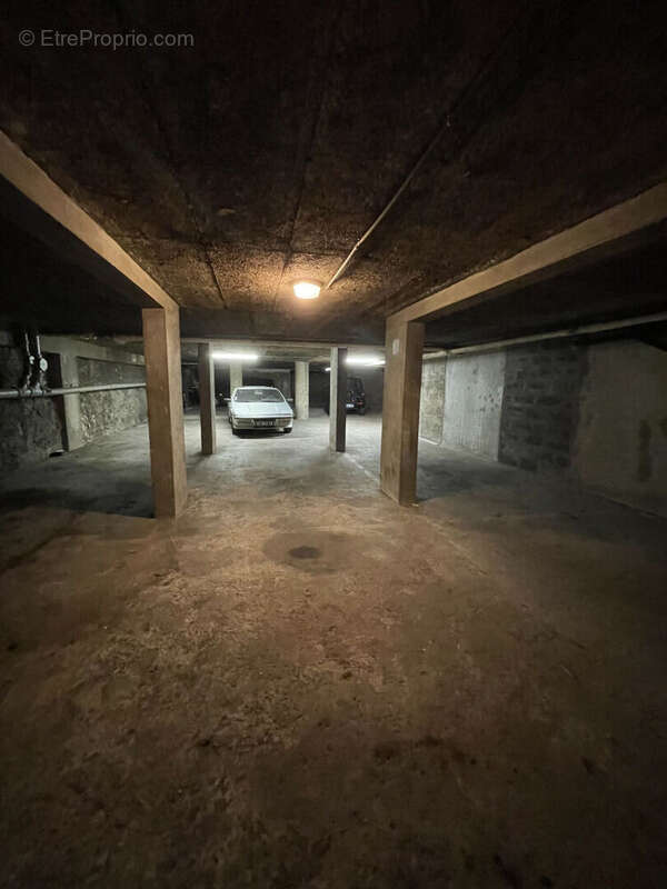 Parking à PARIS-15E