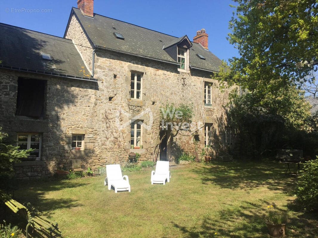 Maison à MONTSURS
