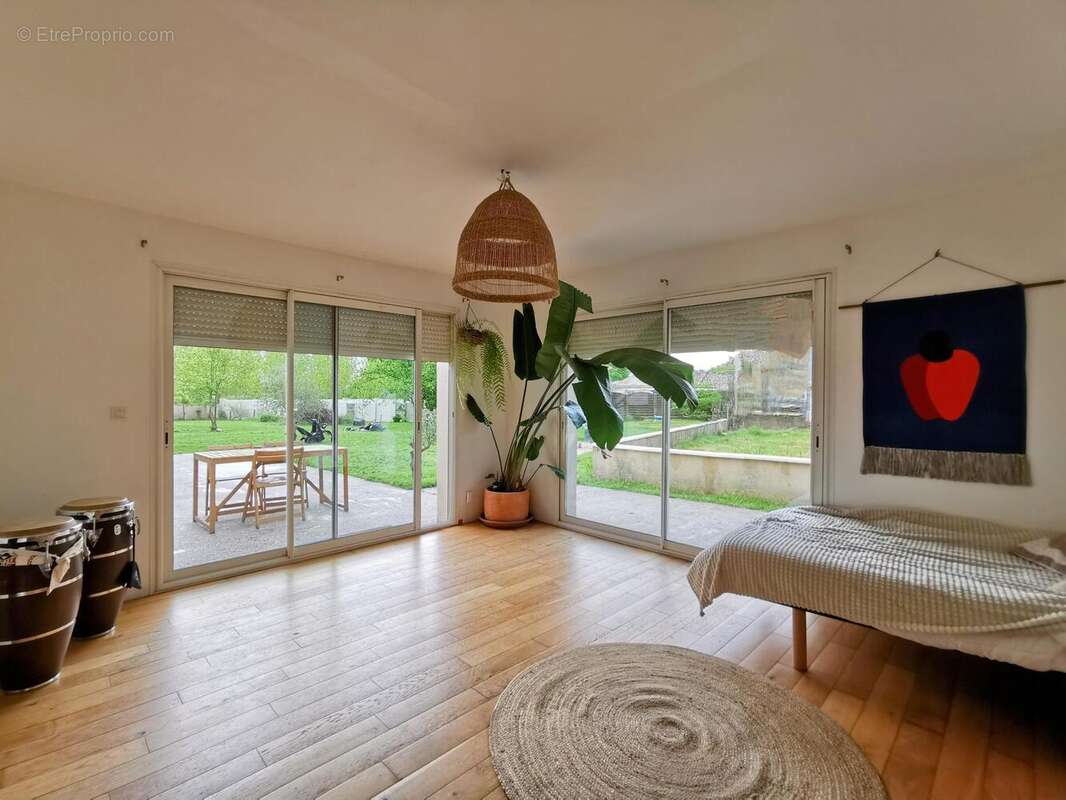 Maison 163 m² à Saint-Yzan-De-Soudiac  - photo 2