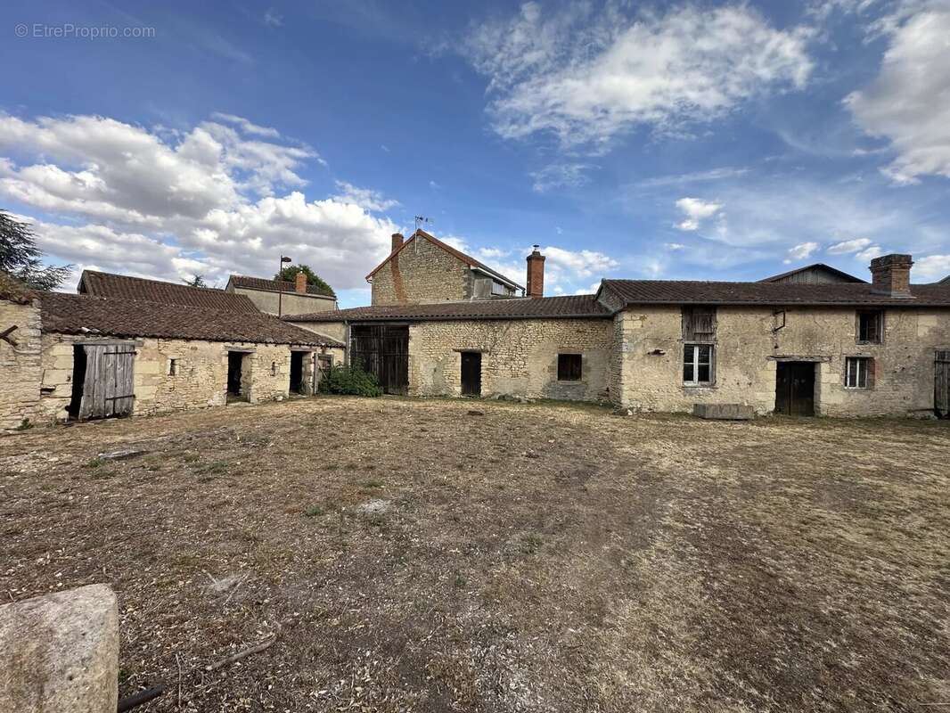 Maison bourgeoise, 300 m² de dépendances, gros potentiel, 485 m² couvert - photo 1