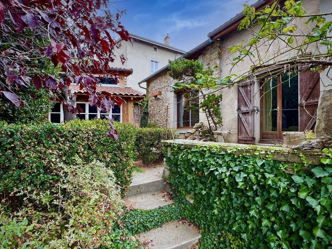 Maison à LA TOUR-EN-JAREZ