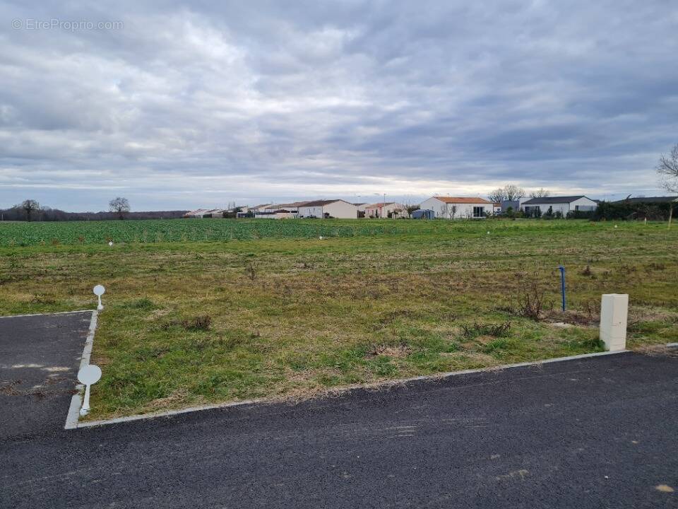 Terrain à CORME-ROYAL