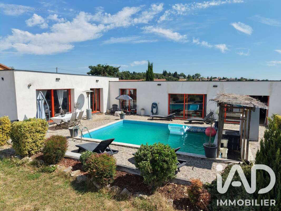 Maison 180 m² à Saint-Maurice-En-Gourgois  - photo 2