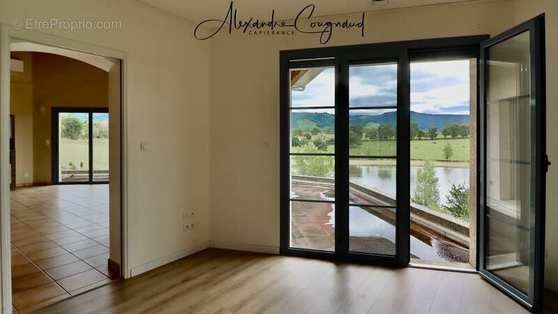 A vendre - CAHUZAC (81) - Maison contemporaine 145 m² avec sous-sol complet, terrain de 1700 m² et vue imprenable sur le lac - photo 5