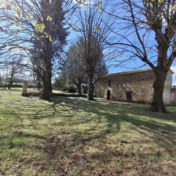 Maison 250 m² à Montbron  - photo 5