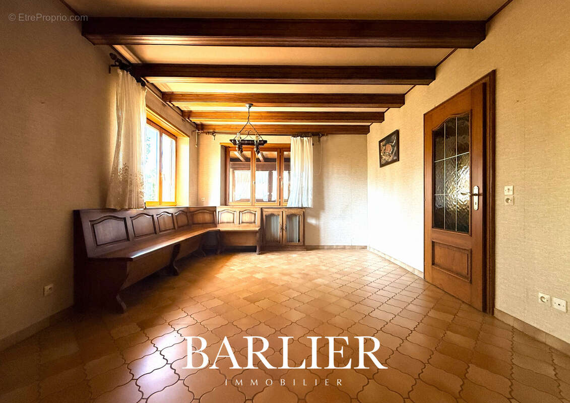 Maison familiale de 212 m2 sur 762 m2 de terrain avec garage et jardin - photo 5