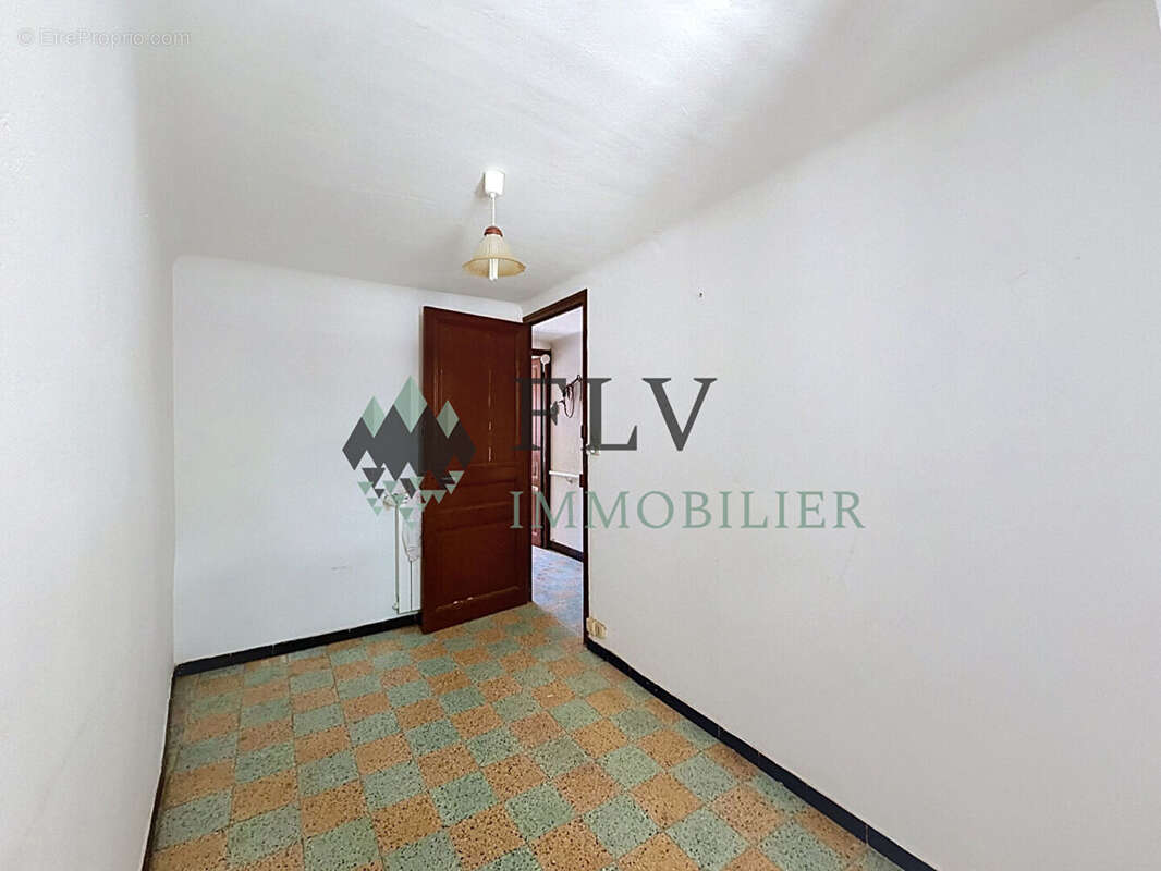 À vendre - Appartement avec terrasse et fort potentiel à La Tour-sur-Tinée - photo 10