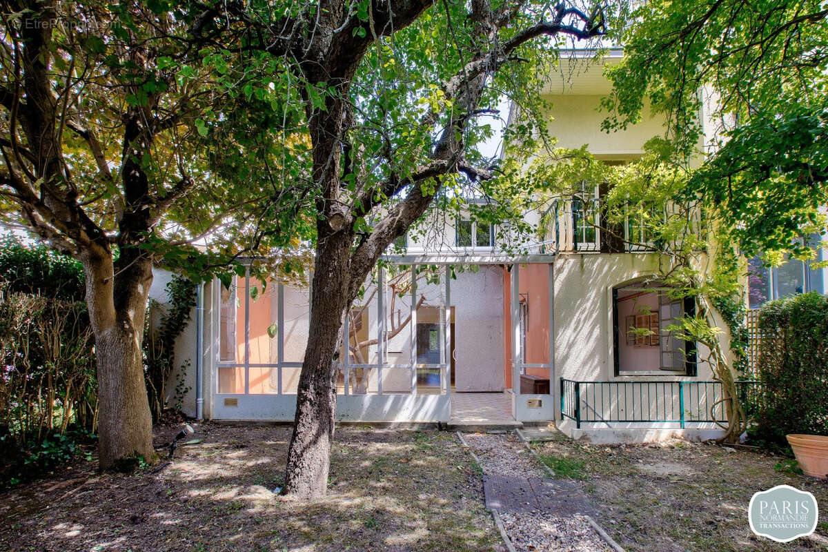 Maison à ISSY-LES-MOULINEAUX