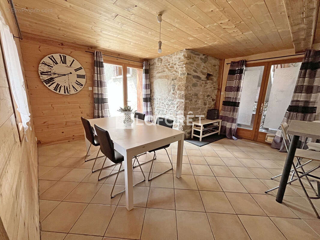 73600 Hautecour Maison T5 de115m², garage, cave, terrasse et jardinet - photo 7