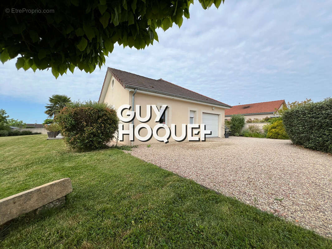 Maison à SAINT-LEGER-LES-PARAY