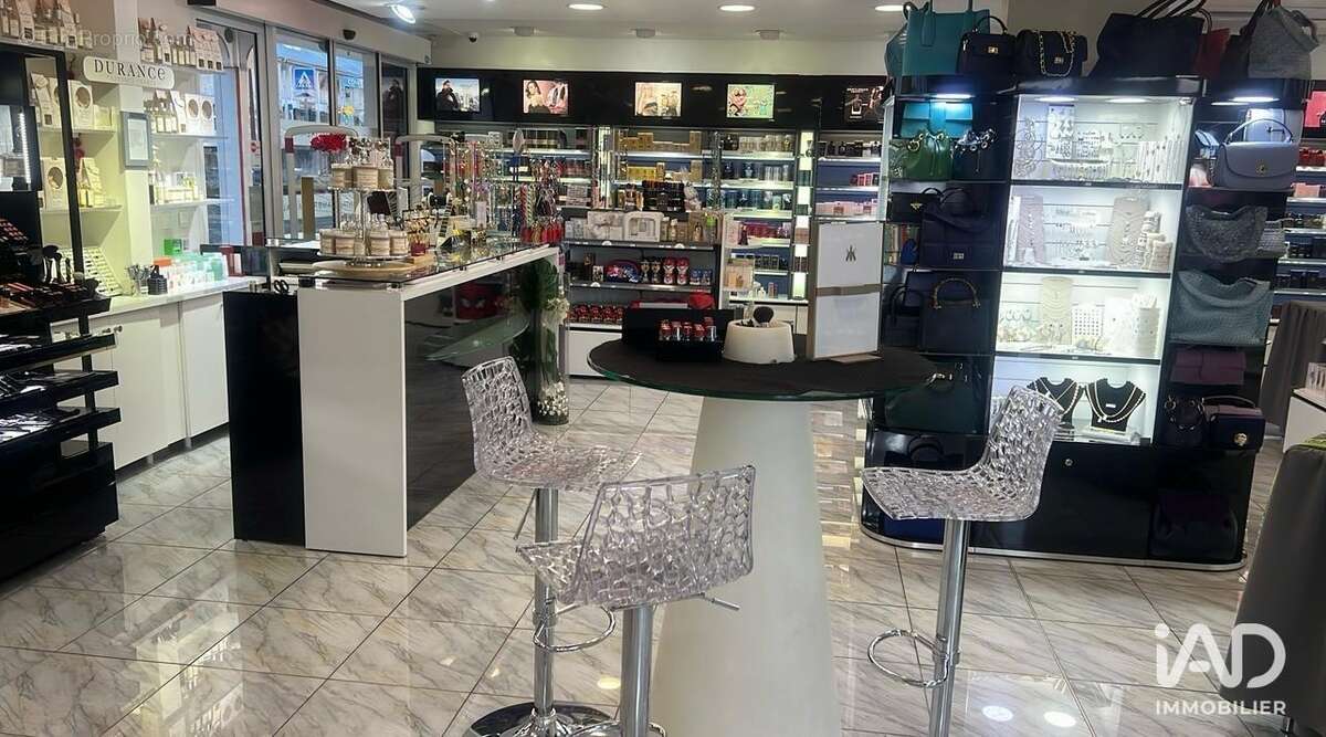 Photo 2 - Commerce à BAIE-MAHAULT