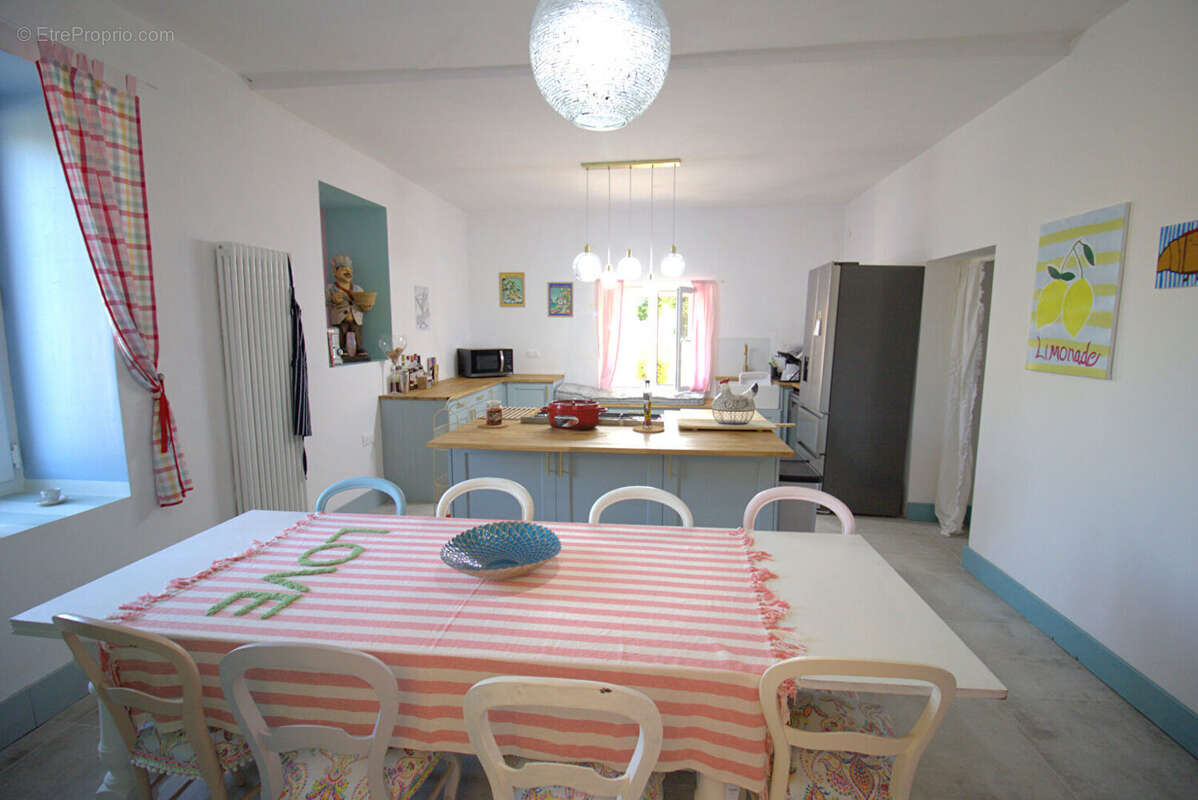 Maison à COURCOME