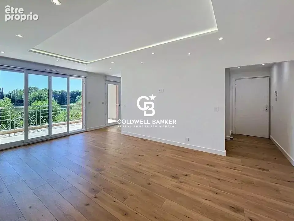 Magnifique appartement T3 rénové avec vue sur le lac – Résidence de standing avec piscine - photo 3