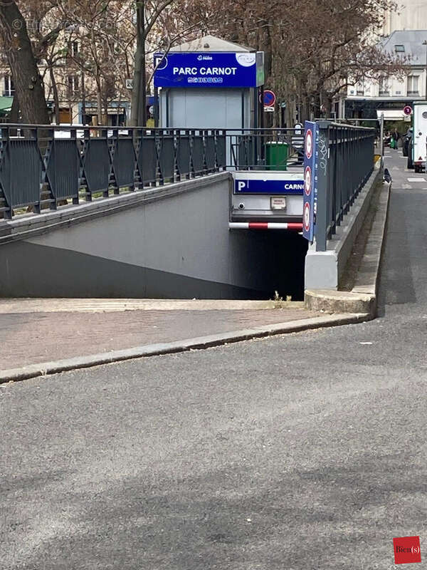 Parking à PARIS-17E