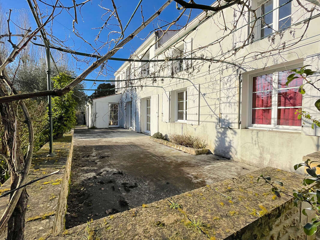 Maison Saint Romain De Benet 6 pièce(s) 2267 m2 - photo 18