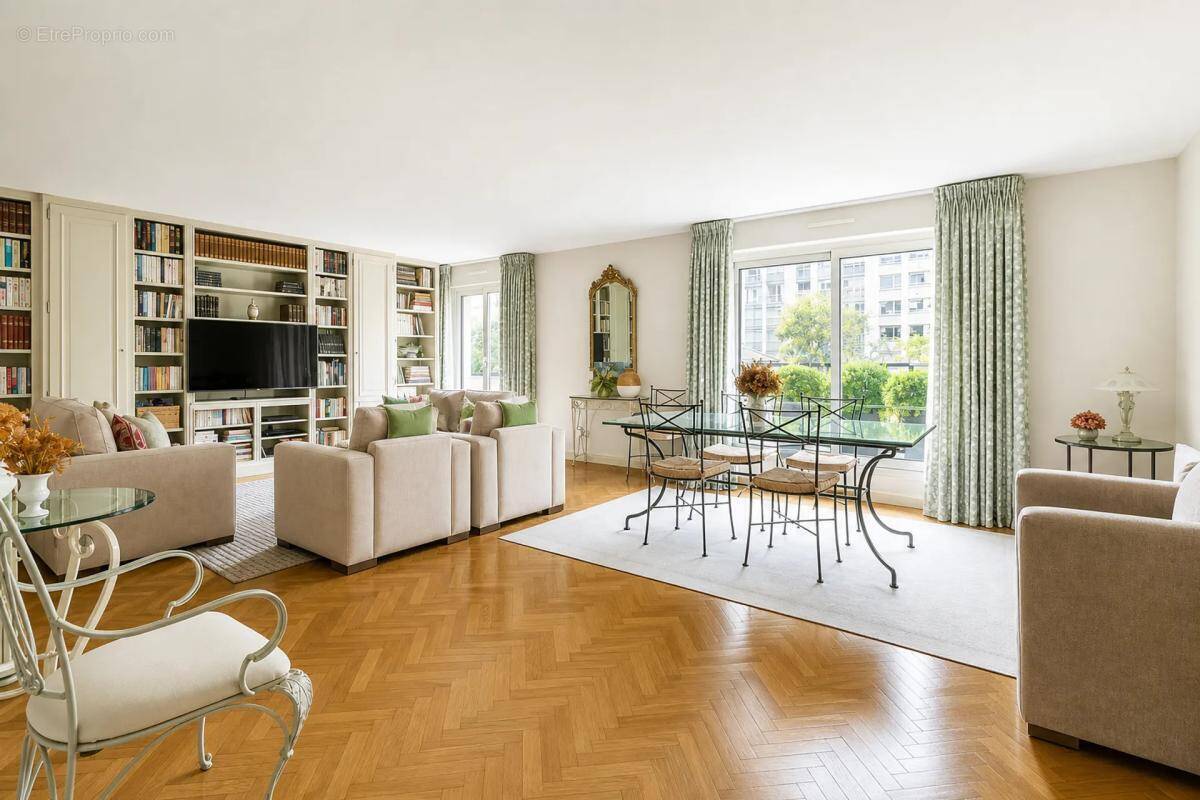 Appartement à PARIS-16E