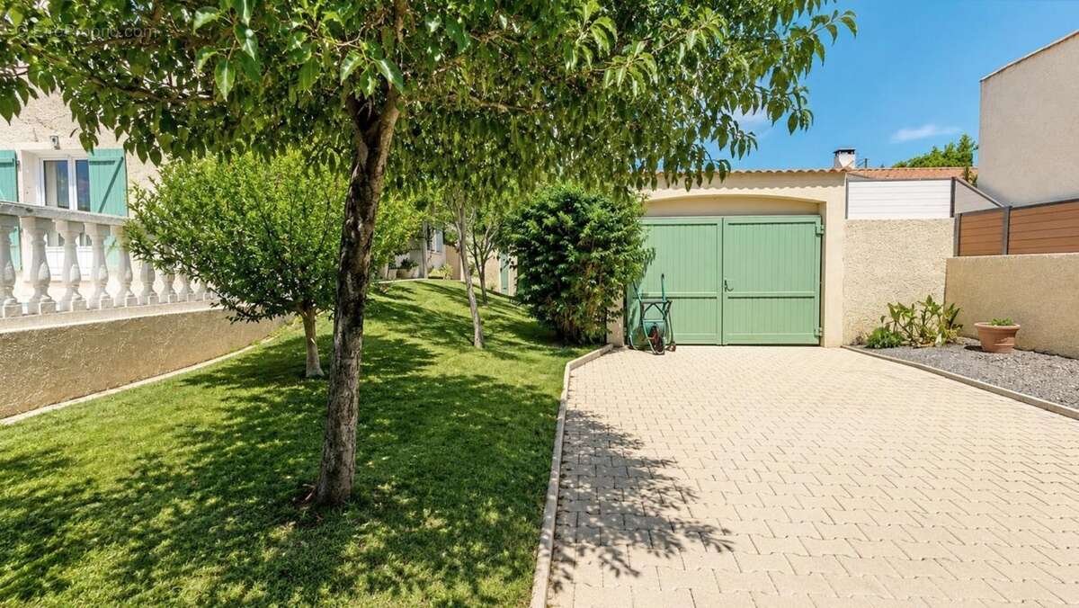 EYGUIÈRES (13)  Belle maison familiale de 165 m² avec piscine, 5 chambres, proche du centre village - photo 6