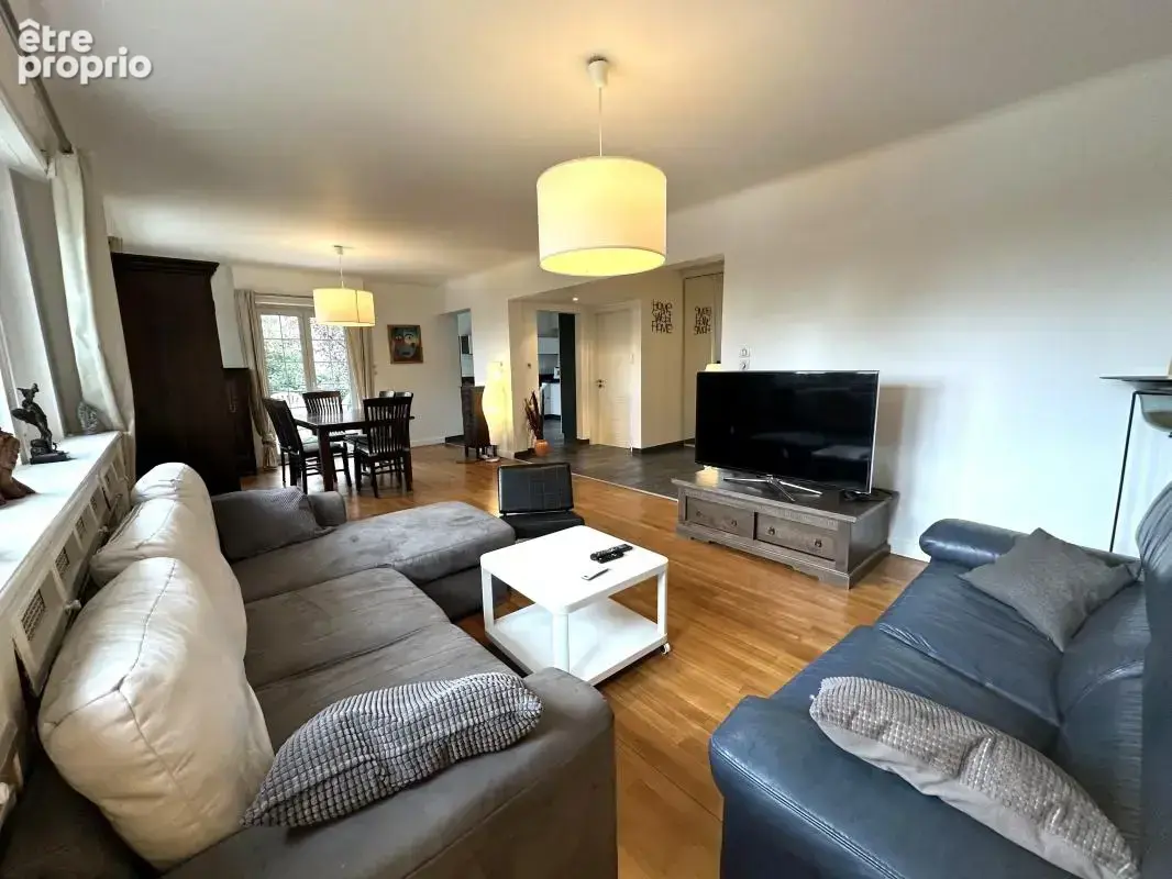 PFASTATT – grande villa avec piscine extérieure et appartement en rez-de-jardin - photo 4
