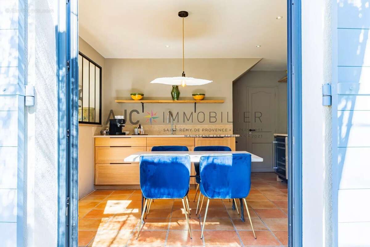 Saint-Rémy-de-Provence – À pied du centre, une maison rénovée au charme de la campagne - photo 7