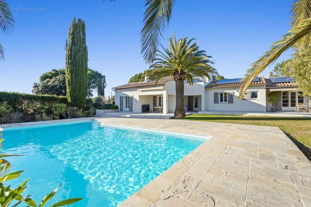 Maison à ROQUEBRUNE-SUR-ARGENS