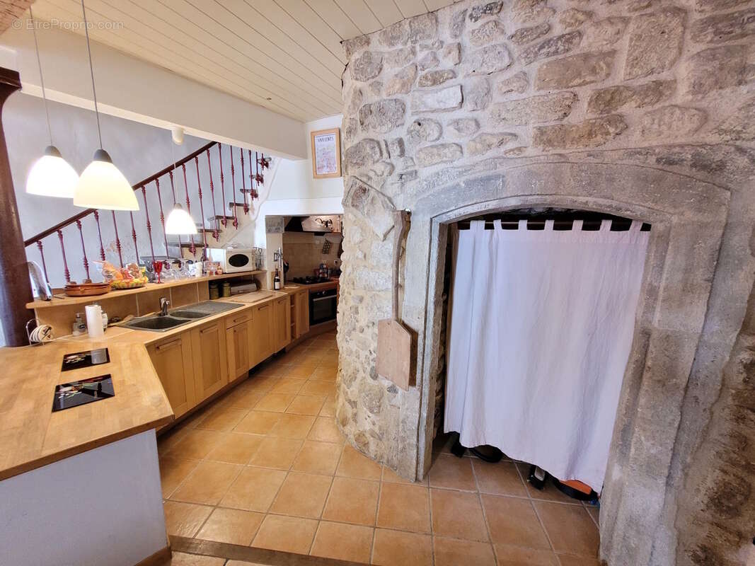 Très belle maison de caractère de 166 m² habitables. - photo 3