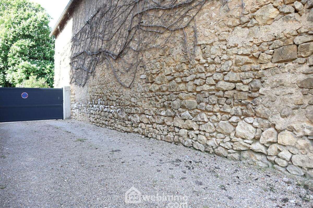 Depuis la route, un chemin mène au portail. - Maison à LUSSAC-LES-CHATEAUX