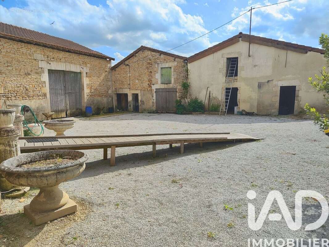 Maison 127 m² à Agris  - photo 3